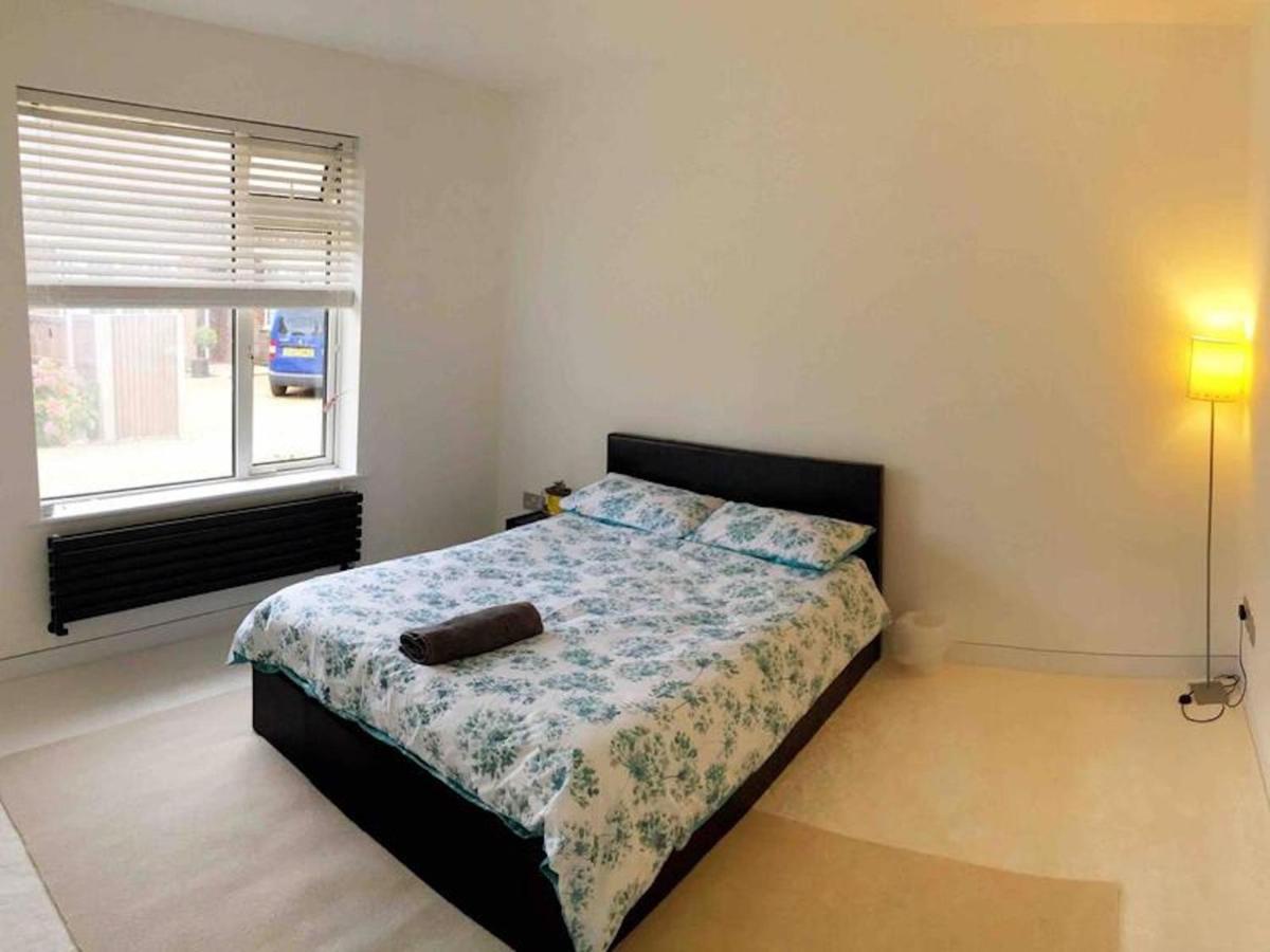 Double Bedroom, Kings Lynn, New Renovated Bathroom Кингс Лин Екстериор снимка