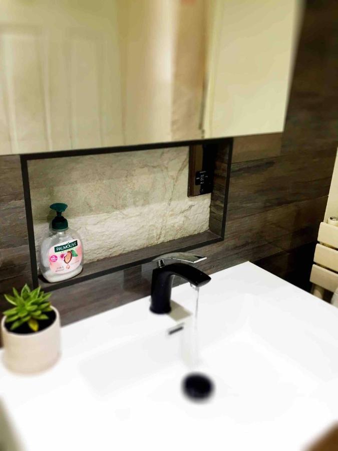 Double Bedroom, Kings Lynn, New Renovated Bathroom Кингс Лин Екстериор снимка